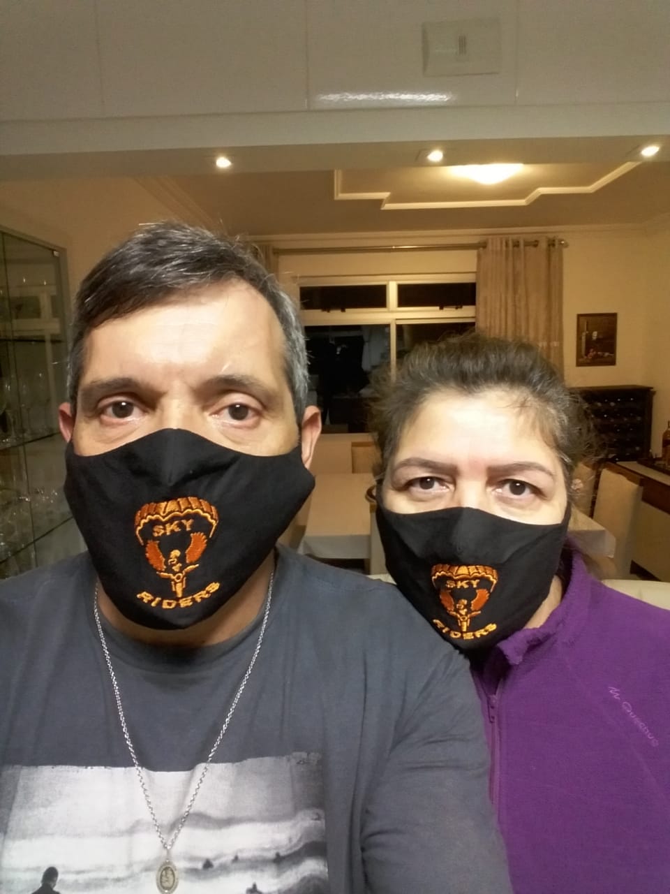 Máscara_Pacheco e Iza.jpg